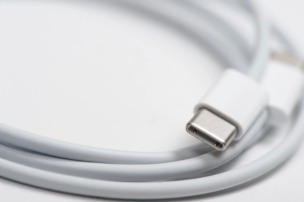 Et hvidt USB-C-kabel tæt på