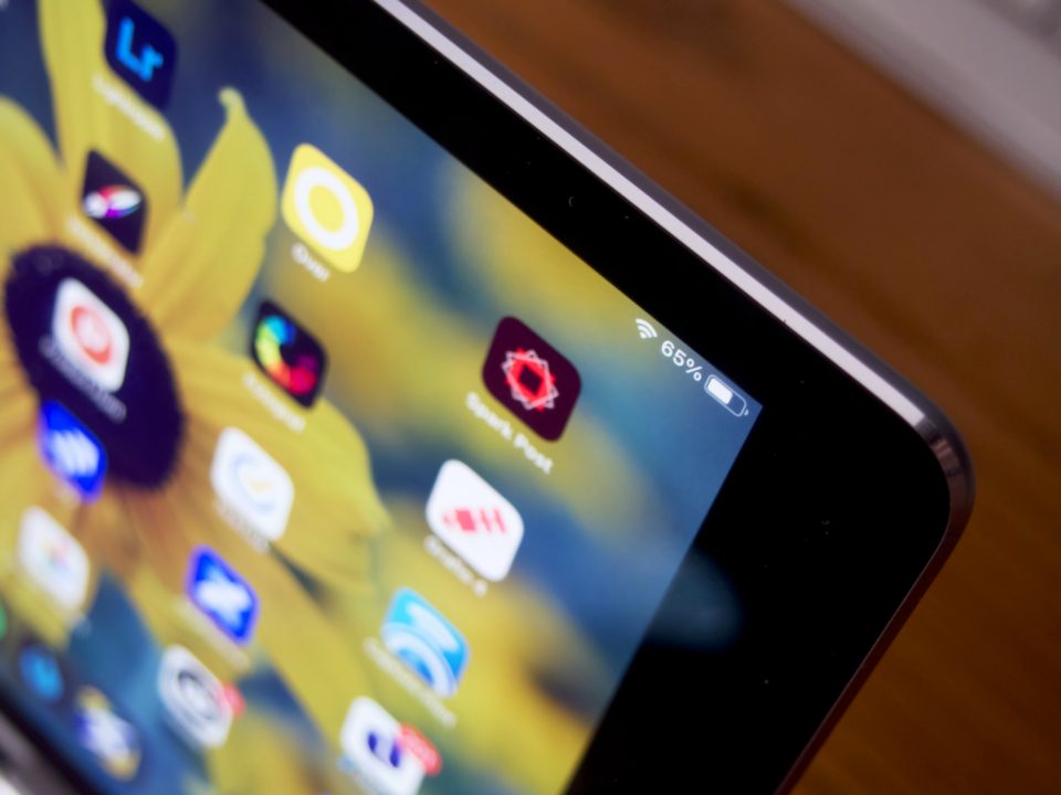 Hjørnet af en iPad-skærm med apps tæt på
